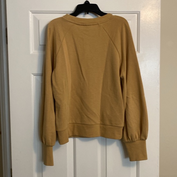 What she wore sweatshirt size medium - Picture 3 of 3